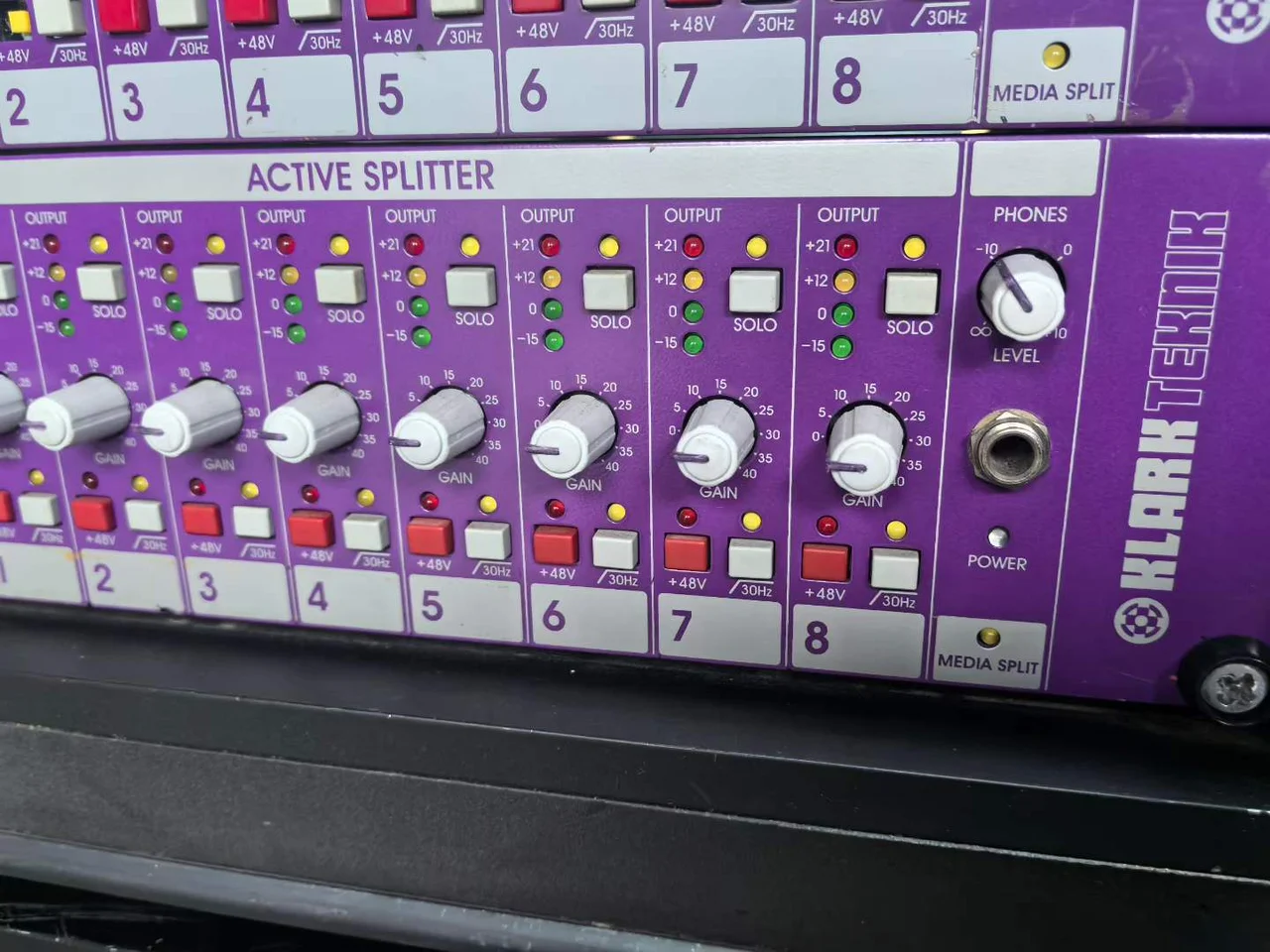 Supplied photograph of Klark Teknik Active splitter / model to confirm; identity, configuration and availability require confirmation — photograph 4